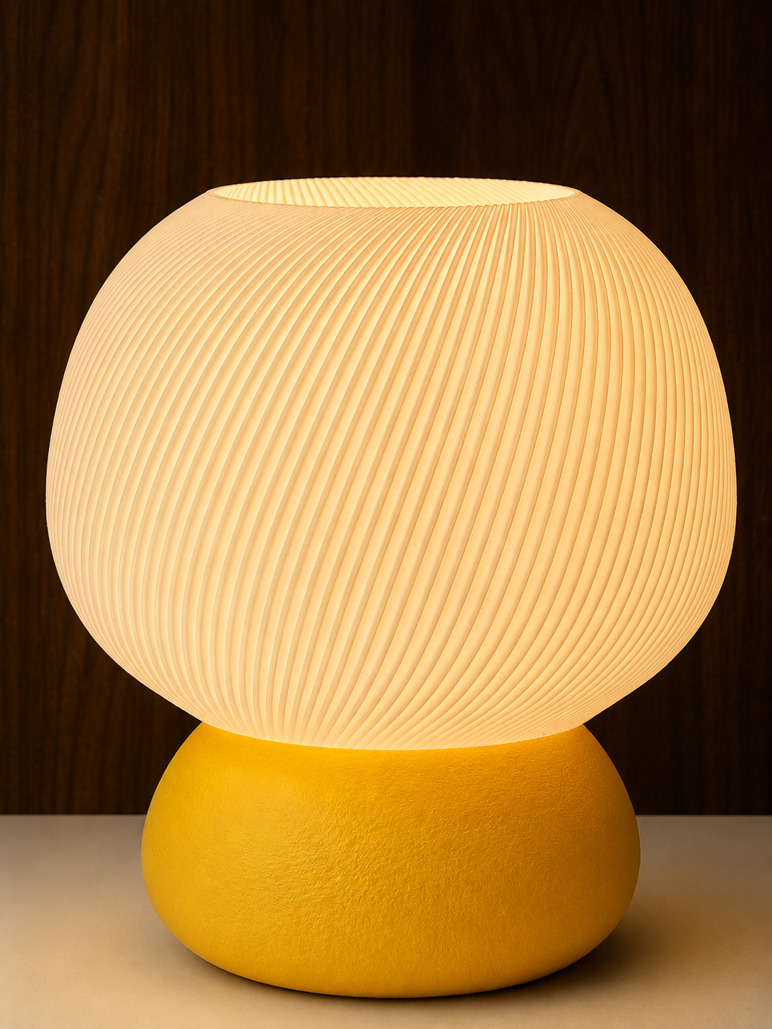 Lámpara impresión 3D, PLA, luz cálida, base de color amarillo. 