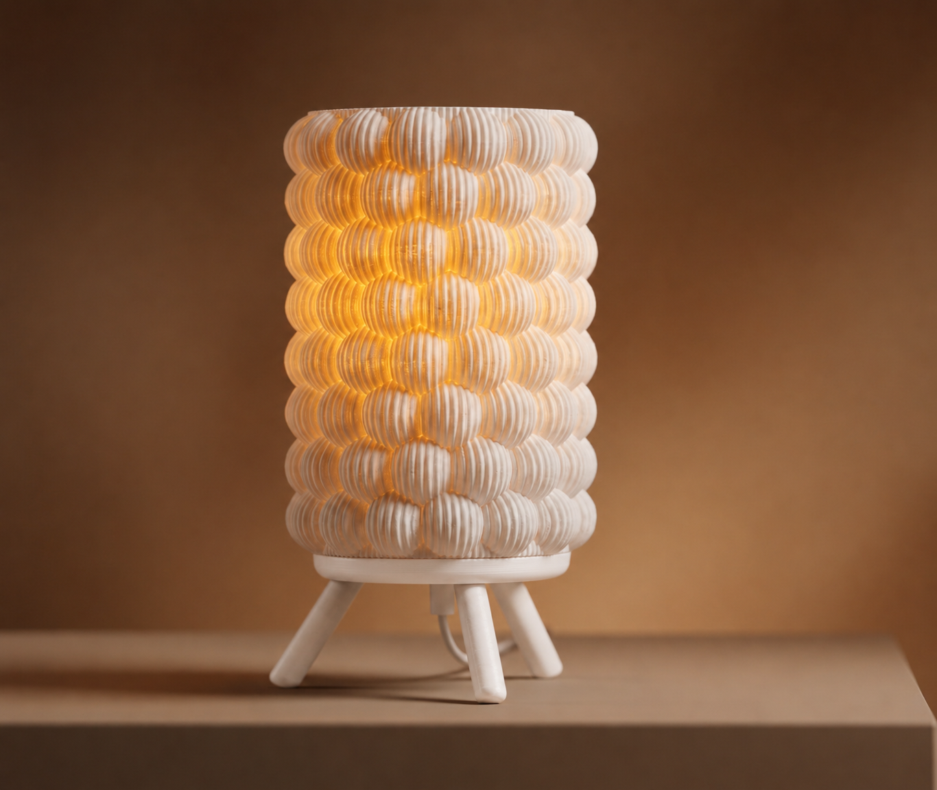 Nido Lamp, orgánica, contemporánea y minimalista, luz cálida, base personalizable. 