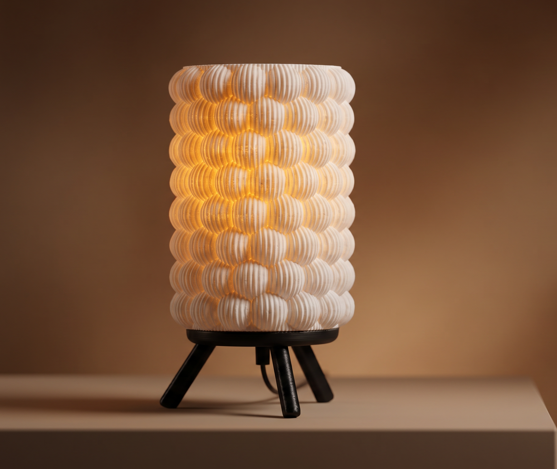 Nido Lamp, orgánica, contemporánea y minimalista, luz cálida, base personalizable. 