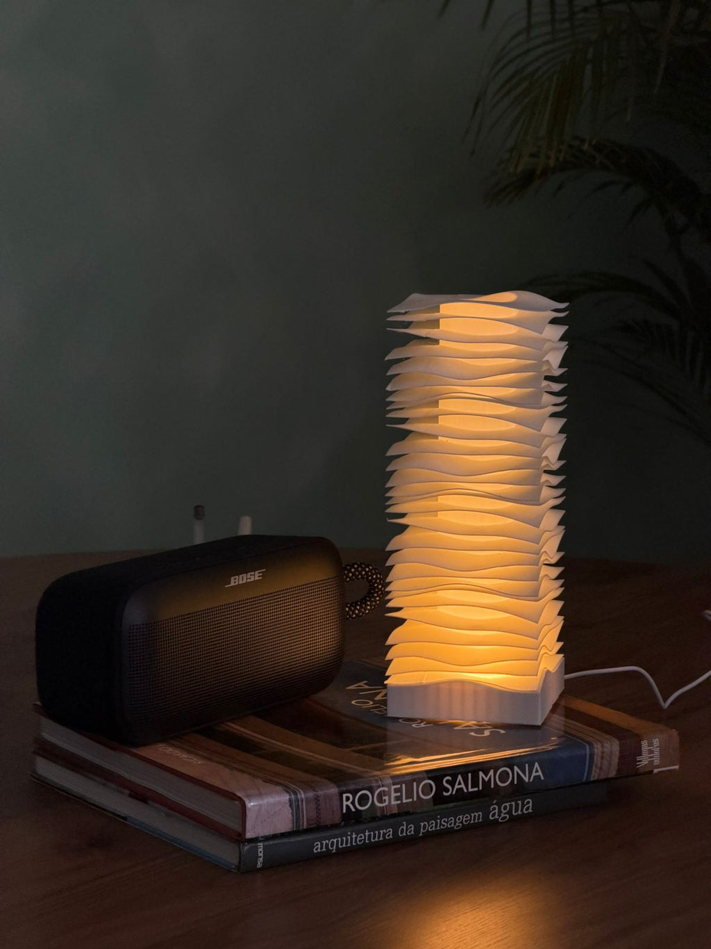 Waves Lamp, luz cálida, material pla e impresión 3D, perfecta para oficinas y habitaciones. 