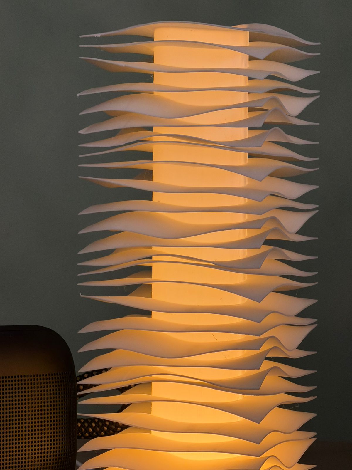 Waves Lamp, luz cálida, material pla e impresión 3D, perfecta para oficinas y habitaciones. 