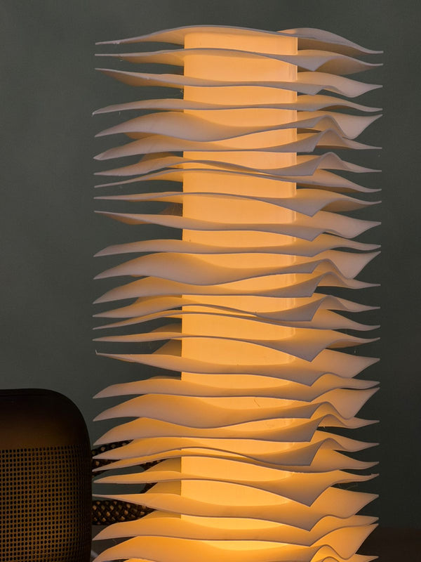 Waves Lamp, luz cálida, material pla e impresión 3D, perfecta para oficinas y habitaciones. 