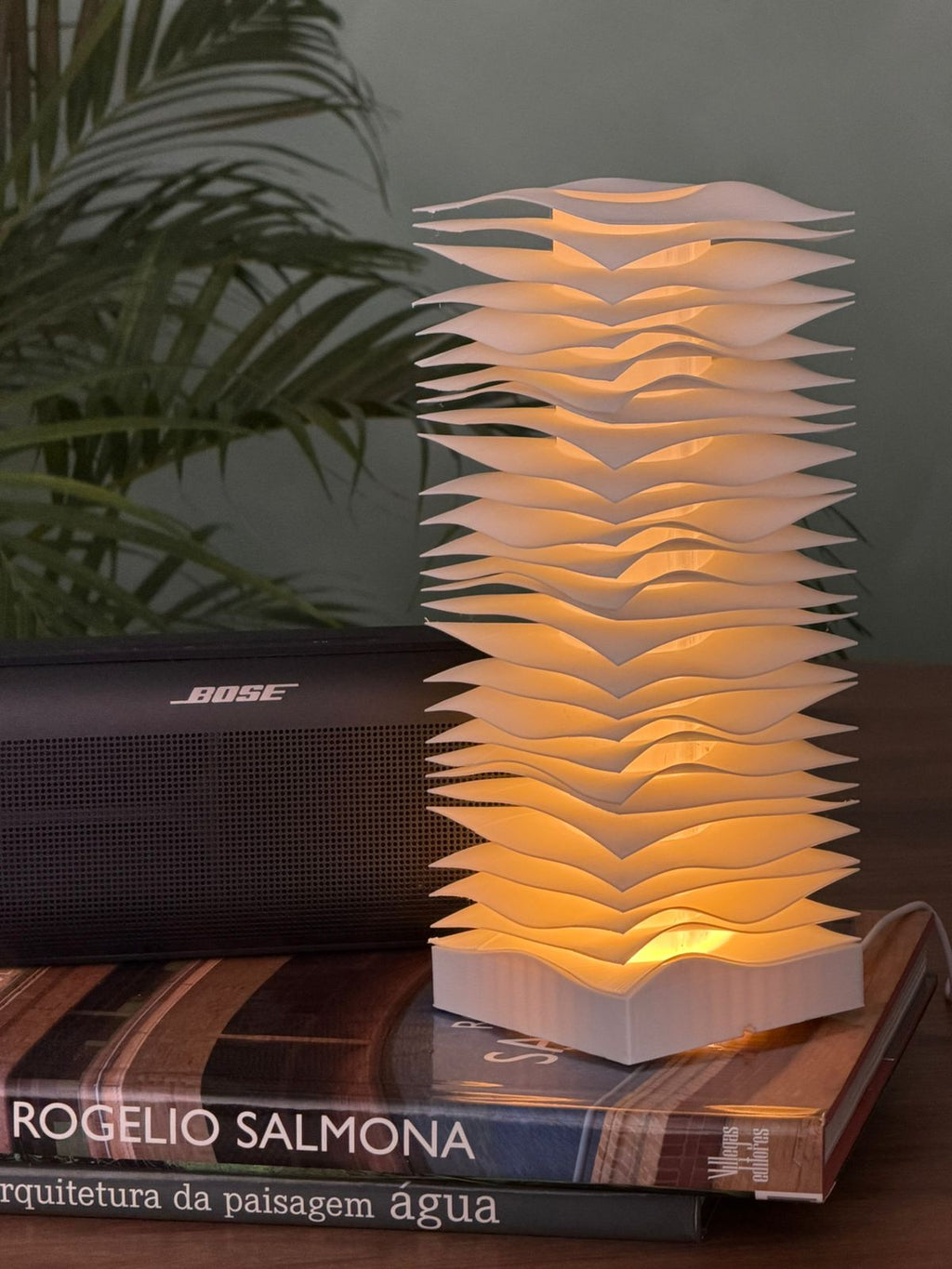 Waves Lamp, luz cálida, material pla e impresión 3D, perfecta para oficinas y habitaciones. 